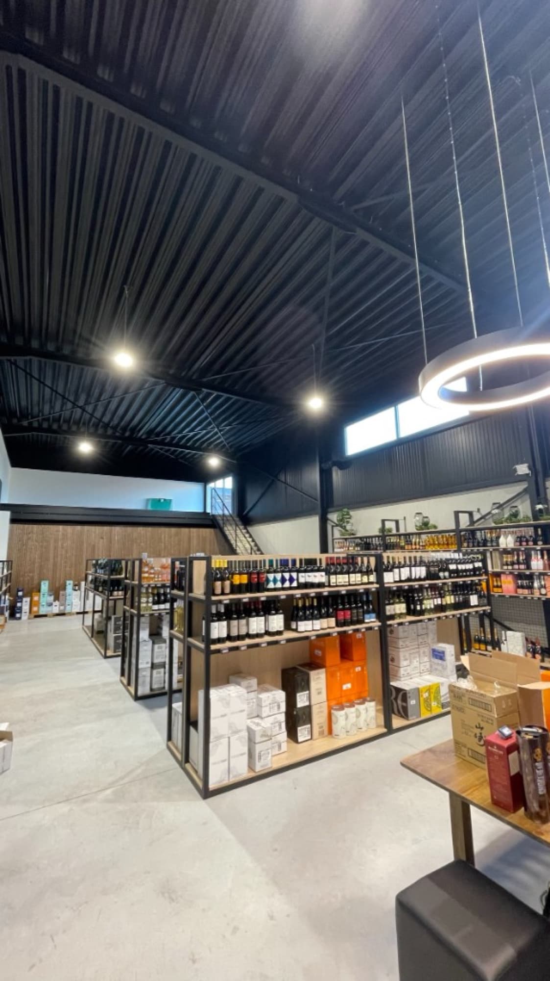 Wijnwinkel met airless gespoten zwart plafond en wanden — zakelijke spuitwerken door Fresh Decor Limburg